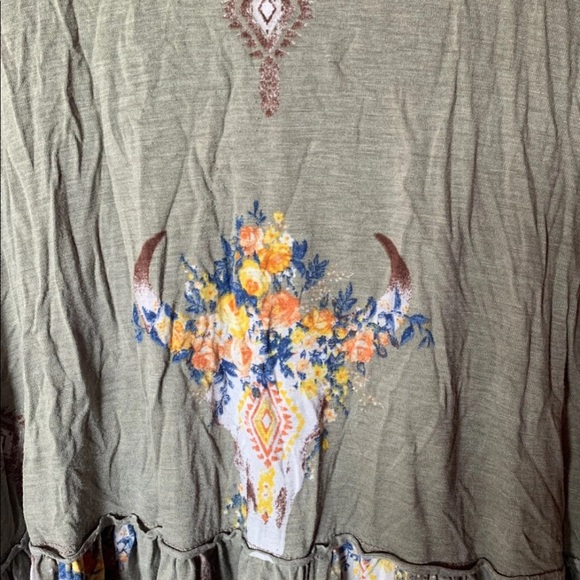 Floral cow skull country sage green top small - Picture 2 of 4